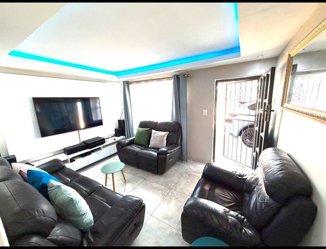 2 BEDROOM HOUSE FOR SALE IN UMLAZI L